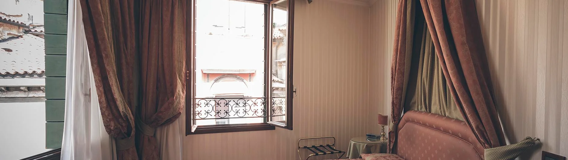 Where to stay in Venice in a hotel with spacious rooms in Venetian style?
